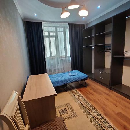 Комната В 4Х Комнатной Квартире Almaty Bagian luar foto