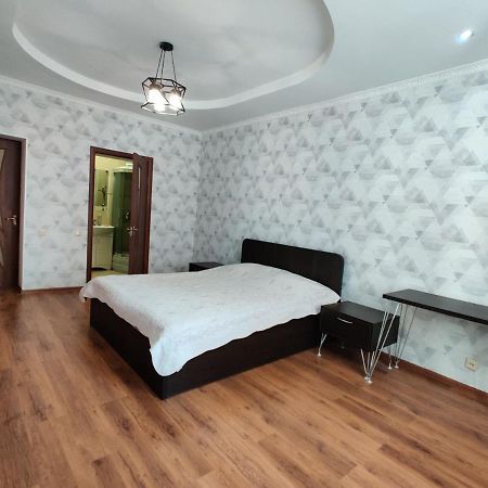 Комната В 4Х Комнатной Квартире Almaty Bagian luar foto