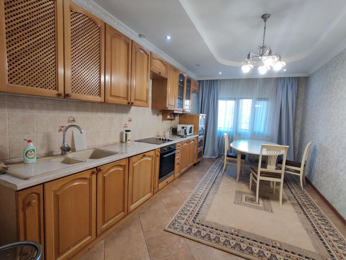 Комната В 4Х Комнатной Квартире Almaty Bagian luar foto