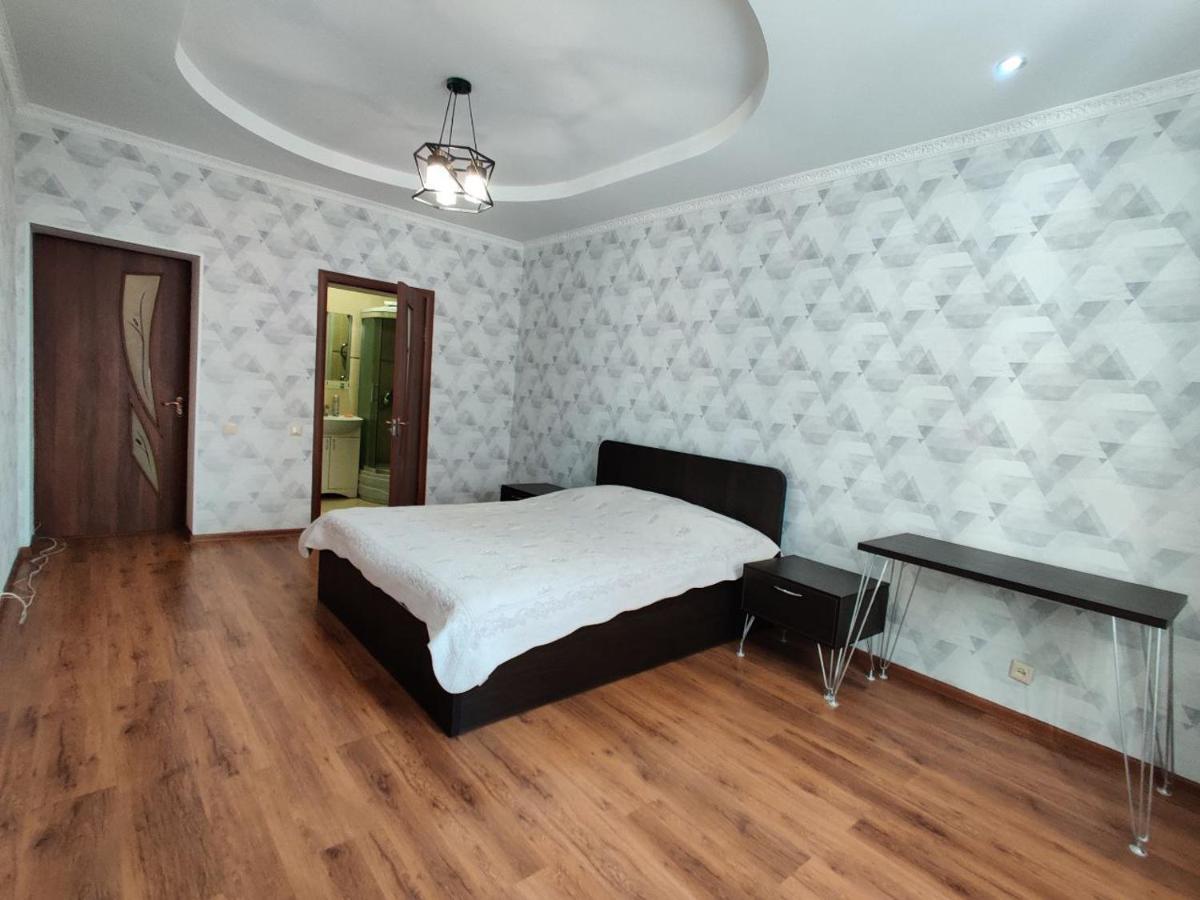 Комната В 4Х Комнатной Квартире Almaty Bagian luar foto