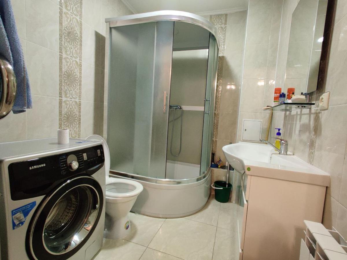 Комната В 4Х Комнатной Квартире Almaty Bagian luar foto